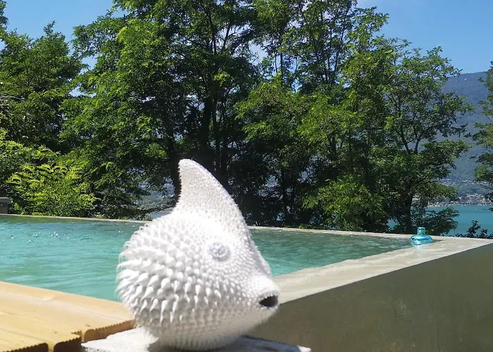 Tiny-pool-lake カプセルホテル
