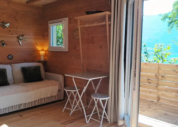 Tiny-pool-lake Hotel a capsule