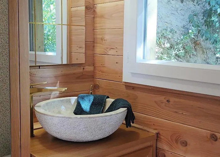 Tiny-pool-lake Hotel a capsule *