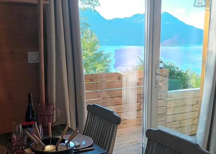 Tiny-pool-lake Hotel a capsule
