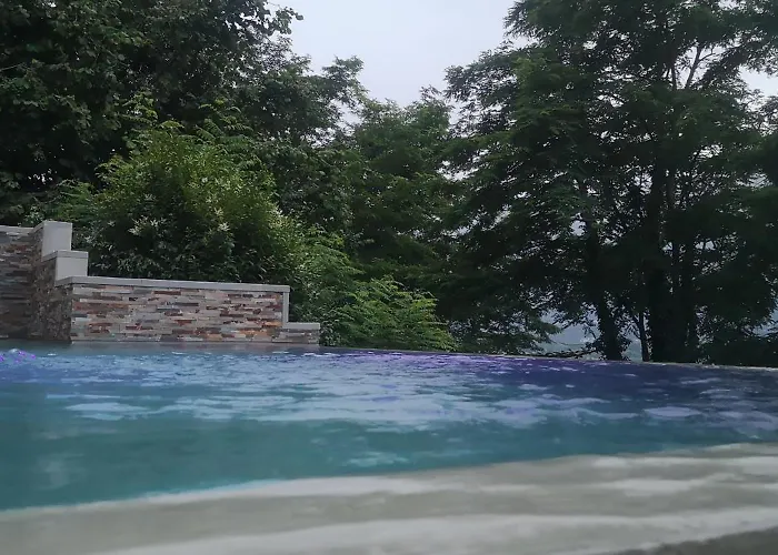 Hotel a capsule Tiny-pool-lake *